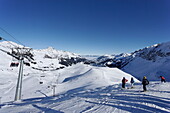 Skifahrer auf Piste, Adelboden, Berner Oberland, Kanton Bern, Schweiz