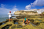 Angler und Muschelsucher am Strand unter blauem Himmel, Carvoeiro, Algarve, Portugal, Europa