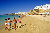 Mädchen gehen am Strand unter blauem Himmel spazieren, Albufeira, Algarve, Portugal, Europa