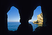 Blick aus einer Felsenhöhle auf Meer und Küste, Algar Seco, Algarve, Portugal, Europa