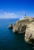 Leuchtturm am Cabo de Sao Vicente unter blauem Himmel, Algarve, Portugal, Europa