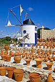 Windmühle und Töpferwaren unter blauem Himmel, Algarve, Portugal, Europa