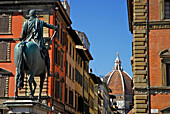 Reiterstandbild von Ferdinand I. unter blauem Himmel, Piazza  S S Annunziata, Florenz, Toskana, Italien, Europa