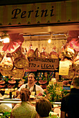 Verkäufer und Kunden am Marktstand von Perini im Mercato Centrale, Florenz, Toskana, Italien, Europa