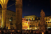 Touristen an der Loggia della Signoria am Abend, Piazza della Signoria, Florenz, Toskana, Italien, Europa