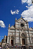 Fassade der Kirche Santa Croce mit Dante Denkmal und Touristen, Piazza Santa Croce, Florenz, Toskana, Italien, Europa