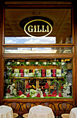 Menschenleere Tische vor dem Schaufenster des Gilli Café, Piazza della Republica, Florenz, Toskana, Italien, Europa