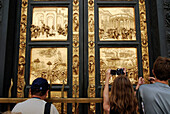 Touristen vor dem Portal des Baptisterium San Giovanni, Florenz, Toskana, Italien, Europa