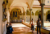 Touristen im Kreuzgang des Museo di San Marco, Florenz, Toskana, Italien, Europa