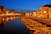 Boote im hinteren Teil der Marina in Ciutadella, Menorca, Balearen, Spanien