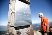 Wanderer auf dem Gipfel der Benediktenwand, Bayern, Detuschland