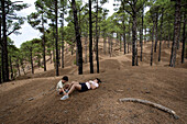 Wanderer rasten unter Pinien, Pinienhain, El Julan, El Hierro, Kanarische Inseln, Spanien