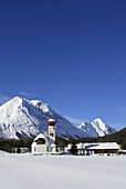 Blick auf Leutasch mit Kirche im Winter, Hohe Munde, Mieminger Berge, Tirol, Österreich
