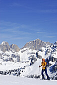 Skitourgeherin, Valacia, Fassatal, Dolomiten, Trentino-Südtirol, Italien