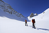 Zwei Skitourengeher beim Aufstieg, Tajatörl, Mieminger Gebirge, Tirol, Österreich