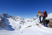 Zwei Skitourengeher im Tajatörl, Mieminger Gebirge, Tirol, Österreich