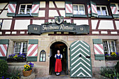 Frau steht im Eingang zum Gasthaus Rottner, Nürnberg, Mittelfranken, Bayern, Deutschland