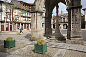 Portugal, Minho, Guimaraes, Praça do Santiago, street scene