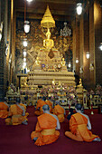 Thailand, Bangkok, Wat Pho buddhist temple, praying buddhist monks.