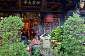 Betende Taoisten im Innenhof des Bao-an Tempel, Stadtteil Shida, Taipeh, Taiwan, Asien