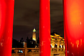 Blick vom taiwanesischen Nationaltheater auf das Haupttor der Chiang Kai-shek Gedenkhallel bei Nacht, Taipeh, Taiwan, Asien