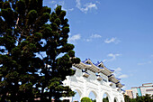 Haupttor der Chiang Kai-shek Gedenkhalle unter blauem Himmel, Taipeh, Taiwan, Asien