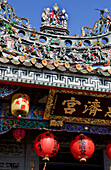 Lampions am Chen Yuan Kwang Tempel im Sonnenlicht, Taipeh, Taiwan, Asien