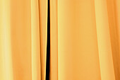 Gelber Vorhang in einem Hotelzimmer, Hotel Helka, Helsinki, Finnland, Europa
