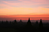Sonnenaufgang über Tempeltürmen auf der Ebene von Bagan, Myanmar, Birma, Asien