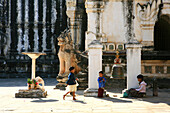Kinder spielen im sonnenbeschienenen Manuha Tempel, Bagan, Myanmar, Birma, Asien