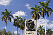 A bust of Abe Lincoln in the Parque de la Fraternidad.