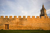 Muralla y Catedral del Burgo de Osma, Soria, España.