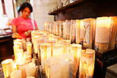 Gläubige zündet Opferkerze an, Kathedrale Metropolitana da Sé, Sao Paulo, Brasilien