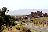 Kasbah Igdaoun an einer Landstrasse, Draa-Tal, Süd Marokko, Marokko, Afrika