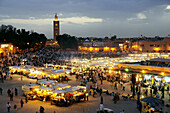 Beleuchtete Imbissbuden auf dem Platz Jemaa el-Fna am Abend, Marrakesch, Süd Marokko, Marokko, Afrika