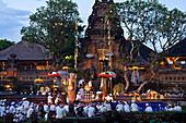 Hindus bei  Koningan Tempel Zeremonie in  Ubud,  Bali, Indonesien, Asien