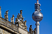 Skulpturen auf dem Zeughaus , Unter den Linden, Alex, Winter, Berlin