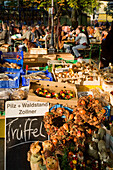 Marktstand fuer Trueffel und Pilze , Biergarten,  Viktualienmarkt Muenchen