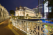 Cavenagh Bruecke ueber den Sinapur River beim  Fullerton Hotel, Skyline von Singapur, Asien