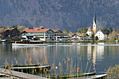 Wooden jetty at lake Tegernsee, view towards Rottach-Egern, Upper Bavaria, Bavaria, Germany