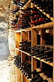 Weinkeller, Weinregal im Restaurant Zum Löwen, Chefkoch Anna Matscher, Tisens, Südtirol, Italien