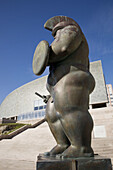 Monumento _ Centuríon de Botero con el Museo del Hombre de Arata Isozaki, La Coruña, Galicia, España
