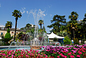 Springbrunnen, Burgruine im Hintergrund, Arco, Trentino-Südtirol, Italien