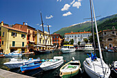 Boote im Hafen, Malcesine, Veneto, Italien