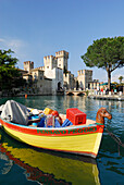 Fischerboot, Castello Scaligero im Hintergrund, Sirmione, Lombardei, Italien