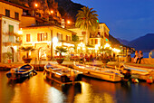 Boote im Hafen am Abend, Limone sul Garda, Lombardei, Italien
