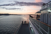 Menschen auf der MS Columbus im Hauraki Gulf bei Sonnenuntergang, Auckland, Nordinsel, Neuseeland, Ozeanien