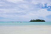 Blick auf entfernte Kanus und das Taakoka Motu in der Muri Lagune, Rarotonga, Cook Inseln, Südsee, Ozeanien