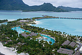 Luftaufnahme von Hotelanlage mit vielen Bungalows, Bora Bora, Gesellschaftsinseln, Französisch Polynesien, Südsee, Ozeanien