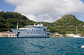 Kreuzfahrtschiff Tu Moana am Pier unter weissen Wolken, Raiatea, Gesellschaftsinseln, Französisch Polynesien, Südsee, Ozeanien